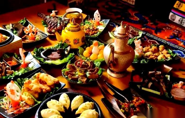 藏族牧民检验风干牦牛肉合不合格，是直接拿肉往石板上砸。
肉条砸在石头上得能响出金