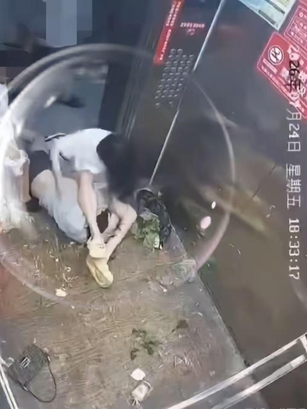 湖北仙桃电梯里那个灰衣女的，丢人丢到家了。没理又先动手还没打过，最后被人家摁地下