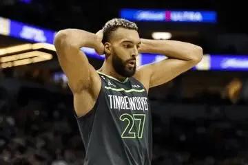 🇺🇸数据媒体NBASTATS更新社媒，晒出了本赛季当进攻球员面对戈贝尔时候的