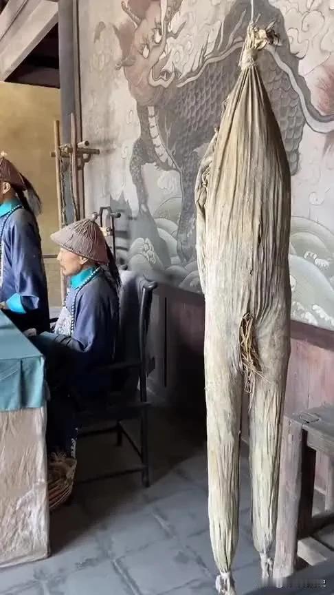 明朝为什么偏爱一个酷刑:剥皮?

我认为刚开始是一种反腐震慑，是朱元璋的极端吏治
