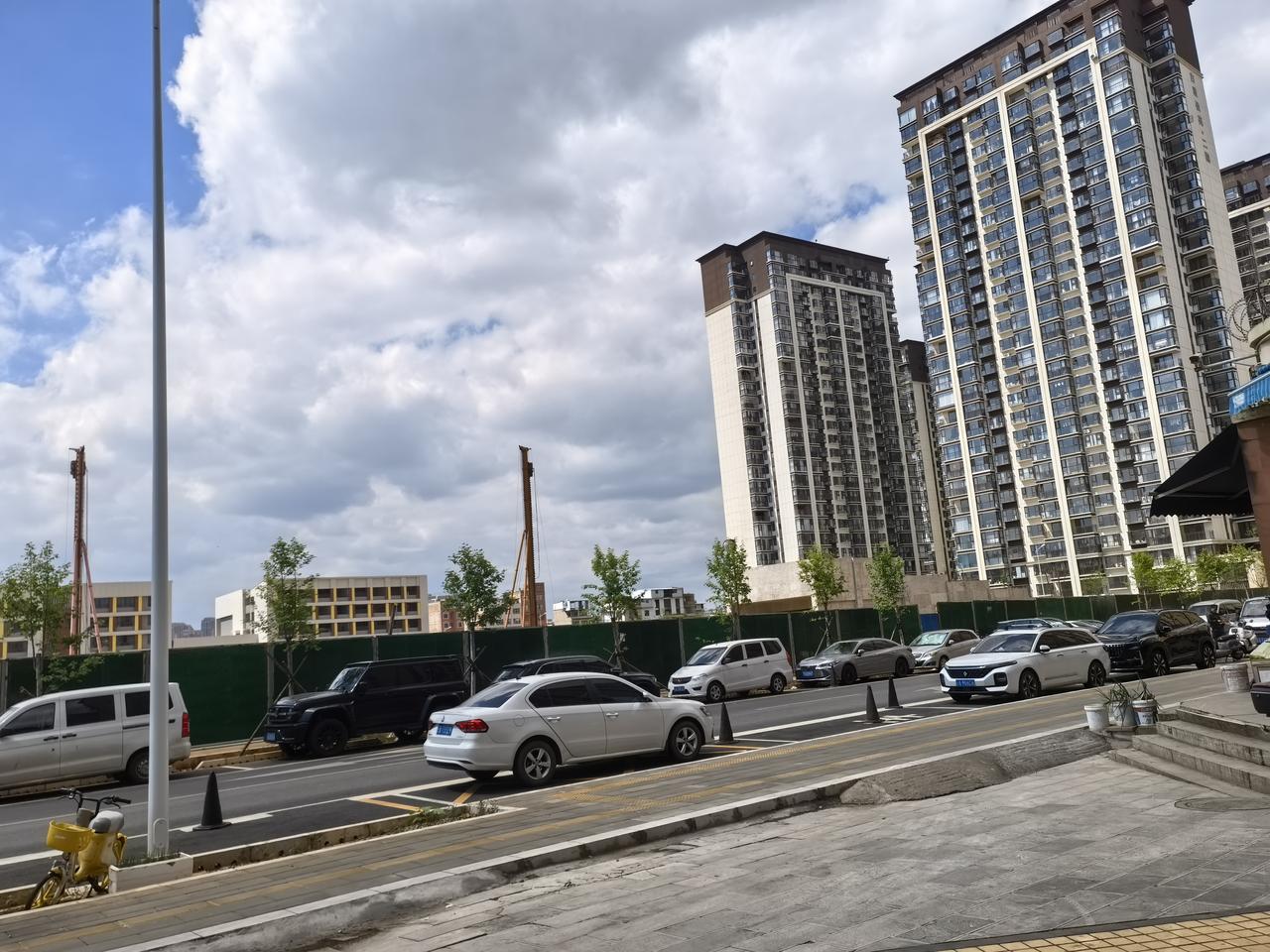 官渡古镇的回迁改造房古渡佳苑三期由云南建投建设，小区门口连接广福路的道路已经修通