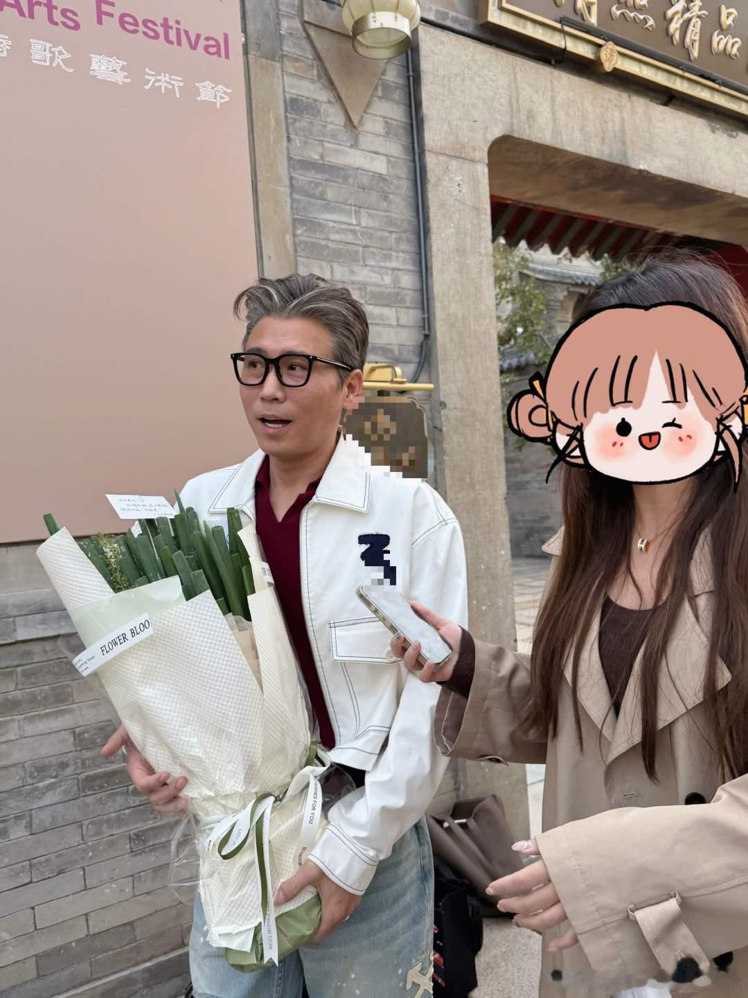 山东给李乃文的最高礼遇李乃文收到山东大葱花束 谁能想到还有大葱应援！李乃文飞行《