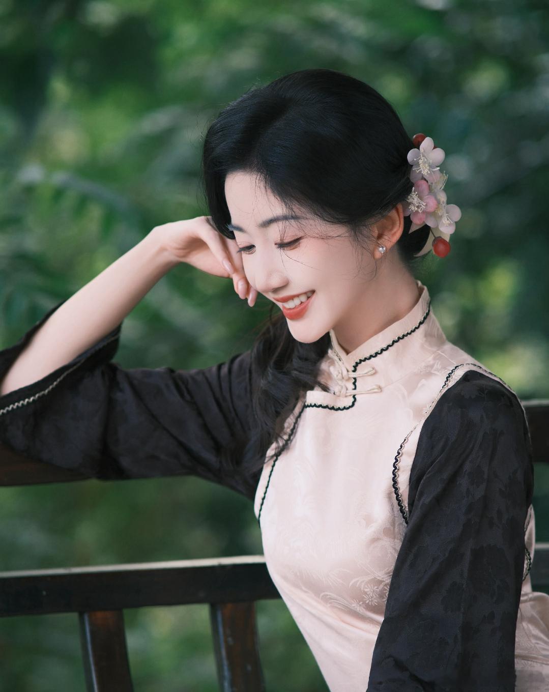 洋洋高锐·素手、纤纤◎月上柳梢头伊在……梦中留◎素手依栏上皓腕……镶金秋◎乌发秀