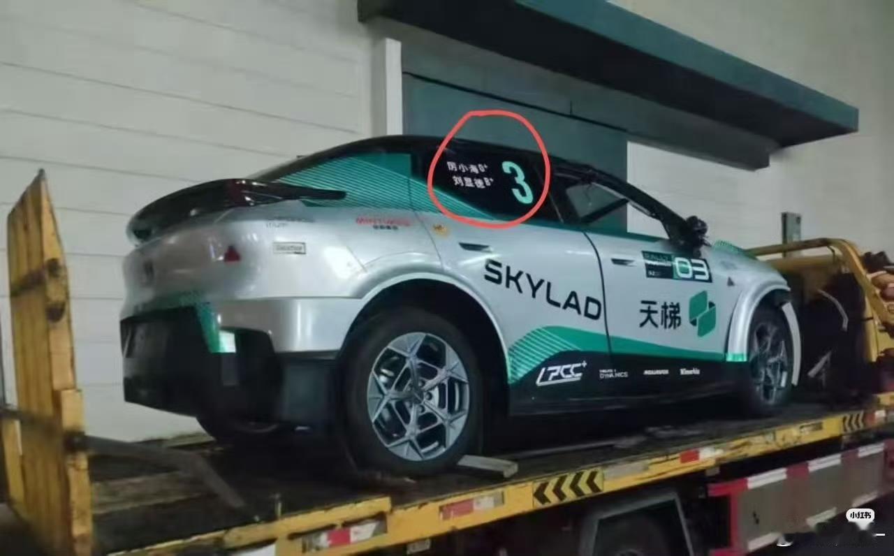 刷到一组图片，说电影《飞驰人生3》中厉小海和刘显德开的是领克Z20，尊嘟假嘟？