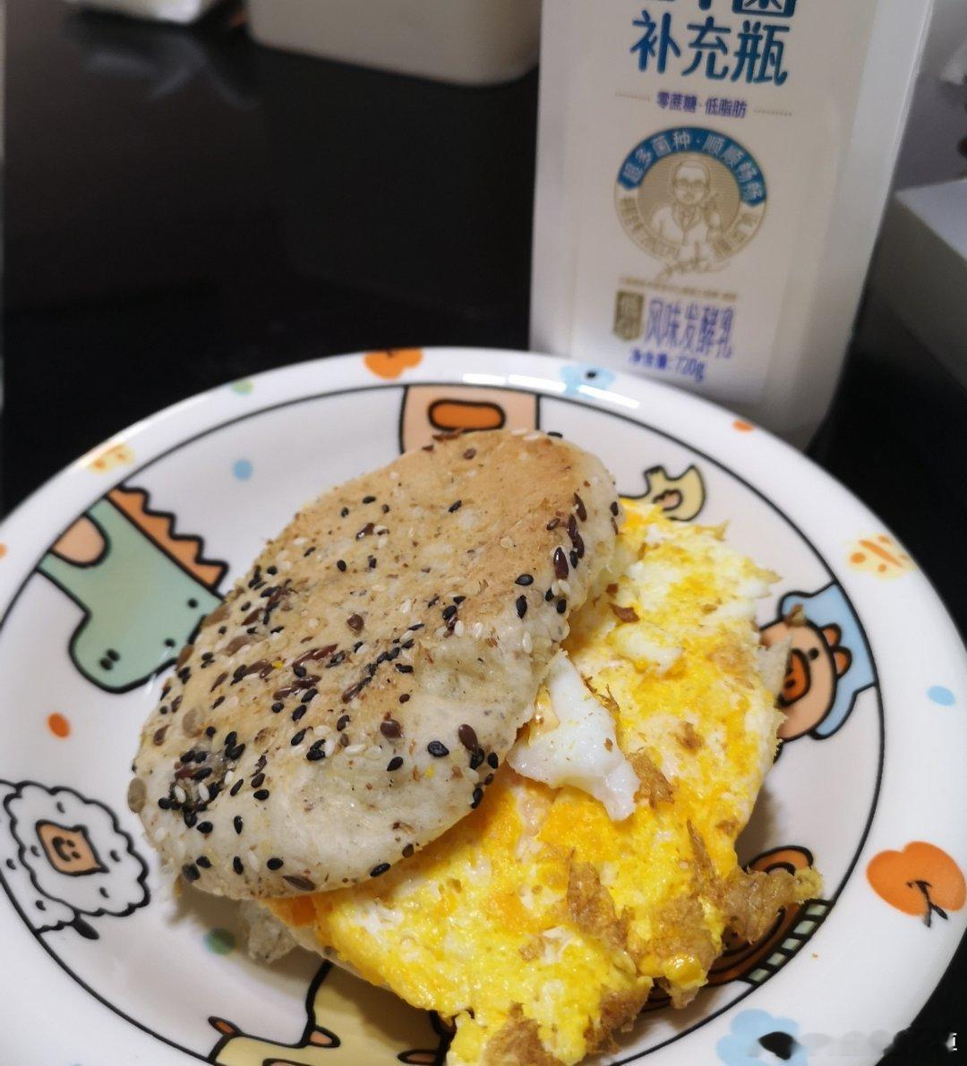 早呀宝宝们来打铁吧早上一杯🧊酸奶幸福生活请期待谁说姨妈不能喝🧊了？都是谬论（