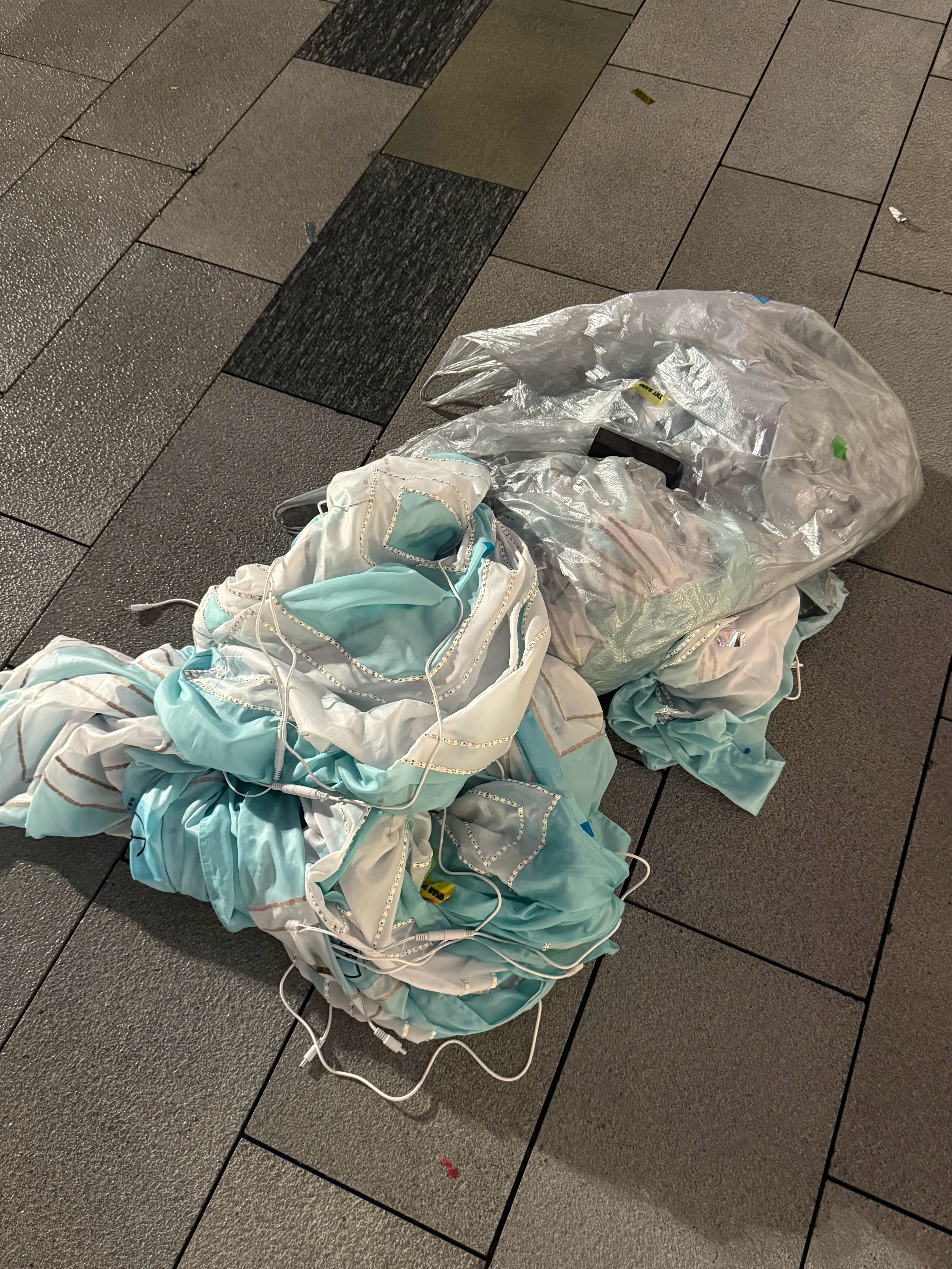 我又被气死了。。被淋的浑身湿透冷的发抖了好不容易收拾完想着赶紧赶车回去换身衣服还
