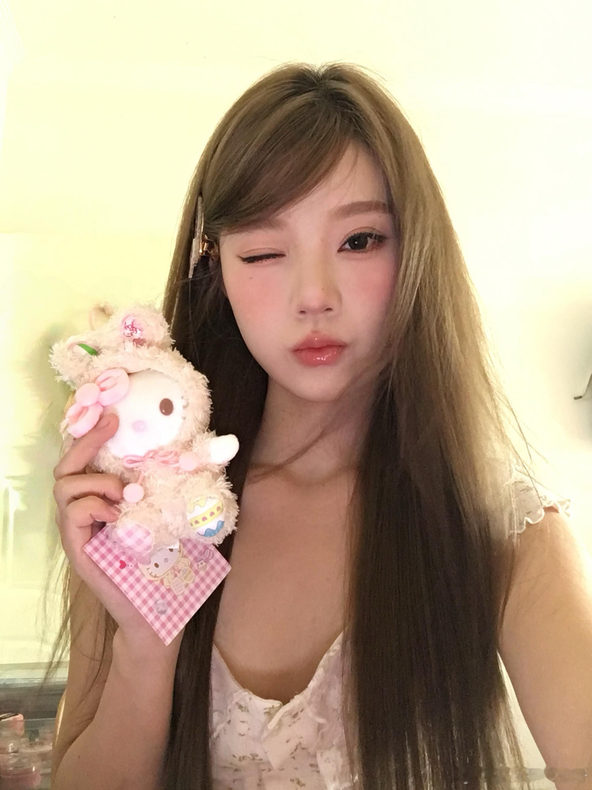 先更一张 即将有一大波照片袭来 主包今天也在非常努力的媚老婆粉[色] ​​​