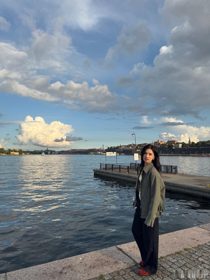 张婧仪岁月静好具象化张婧仪晒的旅游明信片置身风景里自在松弛，张婧仪的五官太有故事