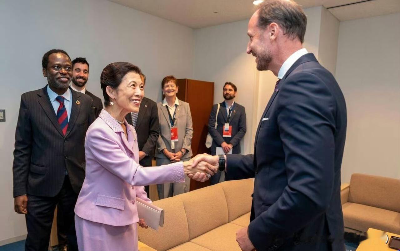 挪威哈康王储访问日本，第一天久子王妃接待了王储！本来计划的四天访问时间，听说梅特