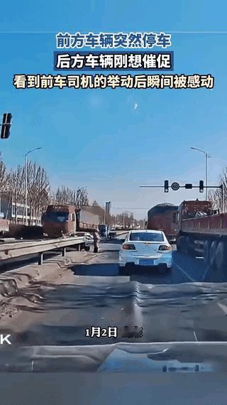 在山东临沂，发生了一件让人暖心的事。一个司机开车行驶在路上，遇到前面一辆车绿灯亮