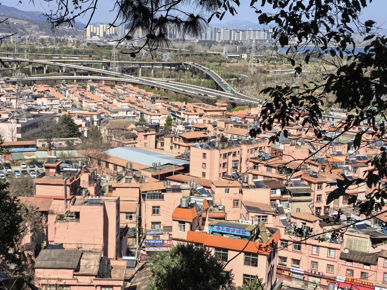 昆明最大的，最美的立交桥，而且也是最容易走错道的立交桥当属高峣立交桥了吧！还有一