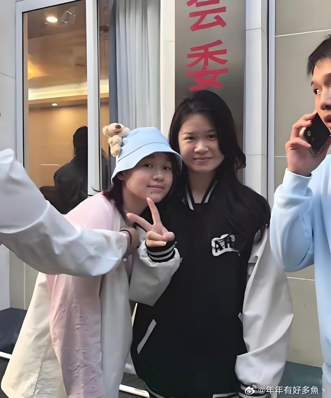 全红婵宠粉天花板，依偎在女粉丝肩膀合影，一点明星架子没有，这照片女粉丝可以吹一辈