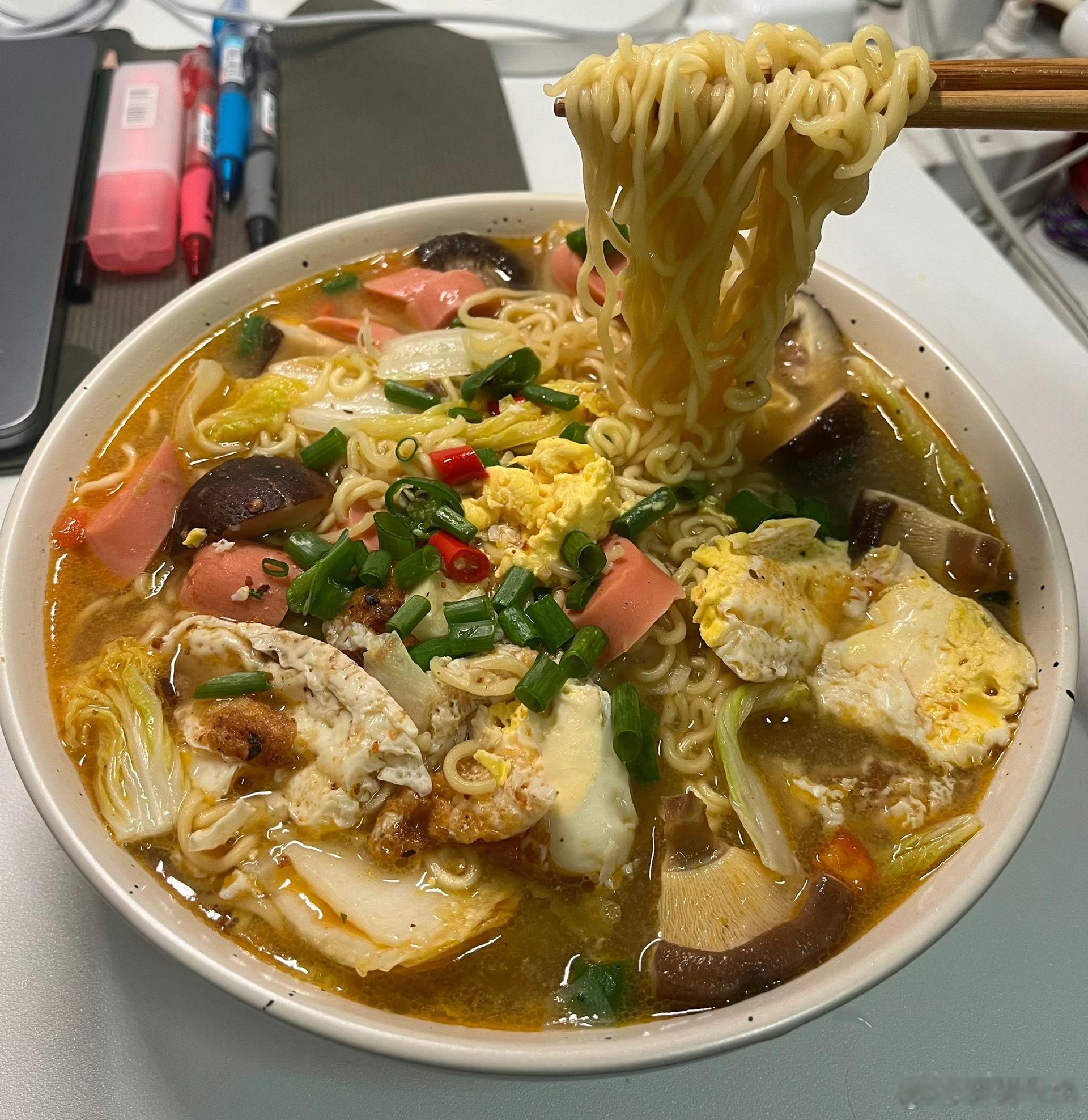 泡面巨头靠涨价赚翻了，泡面也要涨价了吗，这年头除了工资不涨感觉啥都在涨啊，以后不