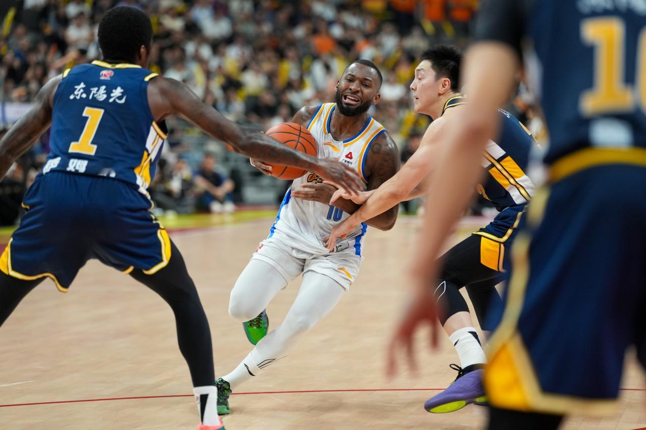 成功反超广东队，并拼下了新的队史！就在上场遭遇战，当深圳队以103:98的战绩客