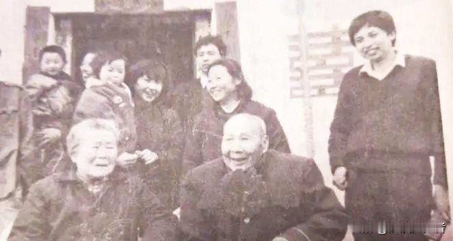 1987年，蒋红英在店里买菜，无意说起自己曾经是红军。店小妹也很健谈，聊起老红军