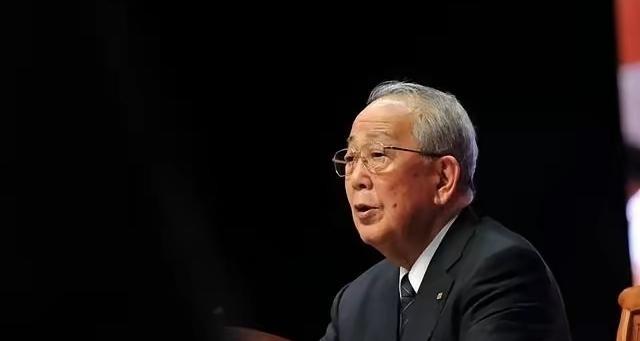 一位中国留学生站起来，当着上千名观众的面，向台上90岁的日本老人抛出了一个尖锐问