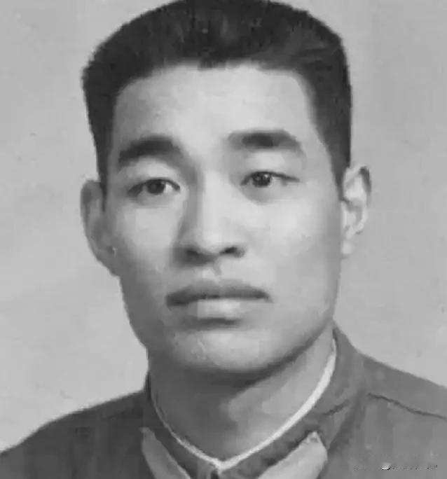 四川硬汉陈代富！中印边境扛炸药包炸地堡，18岁参军成战斗英雄
 
陈代富，194