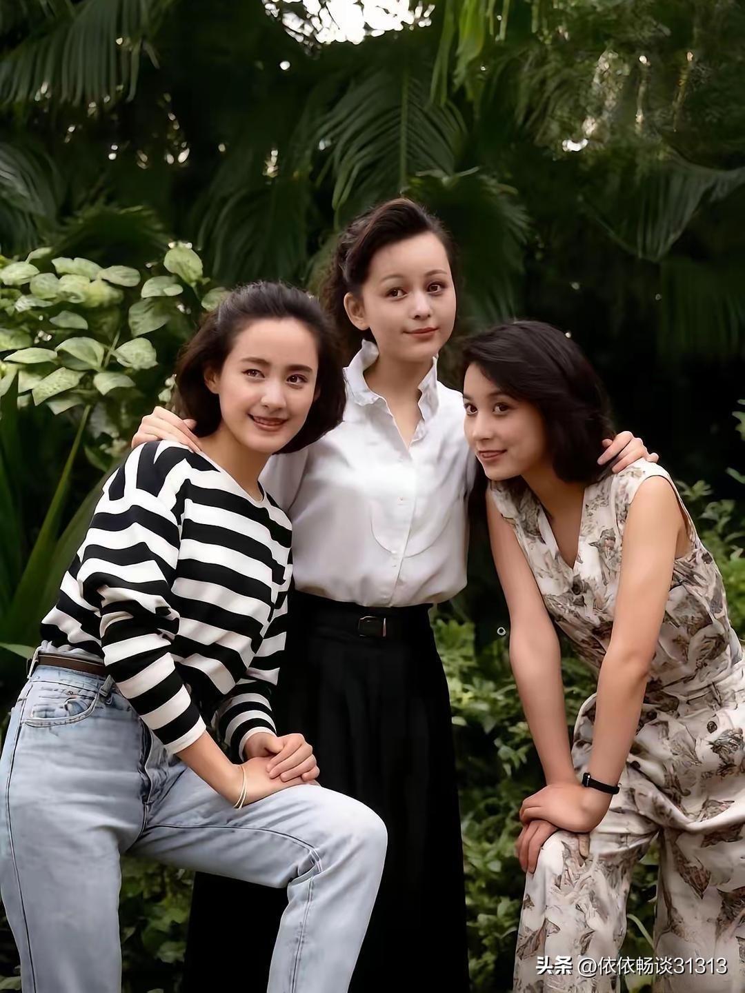 这张老照片一下子把人拉回90年代！画面里三位美女，从左到右分别是剧雪、杨晓雯、王