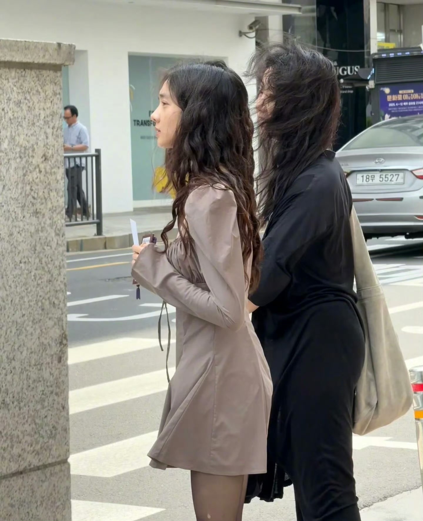 网友韩国街头偶遇黄多多和妈妈孙莉汉南洞偶遇孙莉黄多多 ​​​