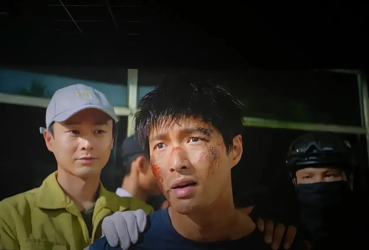 我终于看到了张艺兴的演技，就是在《孤注一掷》的最后一个镜头。他看到自己喜欢的女人