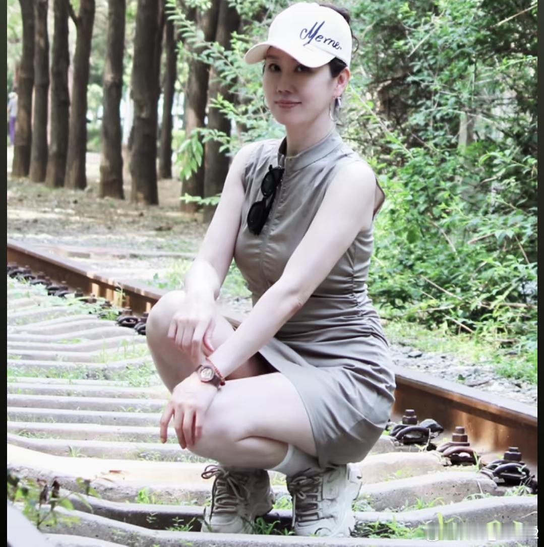 洋洋高锐～风行万里、吗◎这个女孩不一般好象……午夜的月亮在璀璨的银河里如……众星