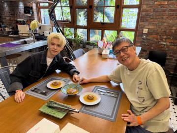 李昊天台之约换成鲍鱼大餐刘伟强亲自下厨招待李昊 刘伟强亲自下厨招待李昊，这一次的