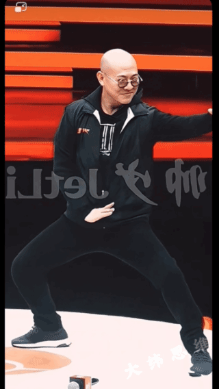 认识吗？
神采奕奕，
不输当年风采！