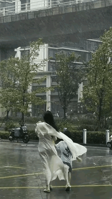 台风天里有啥？摔倒的快递员，淘气的孩子，还有无知的妈妈！