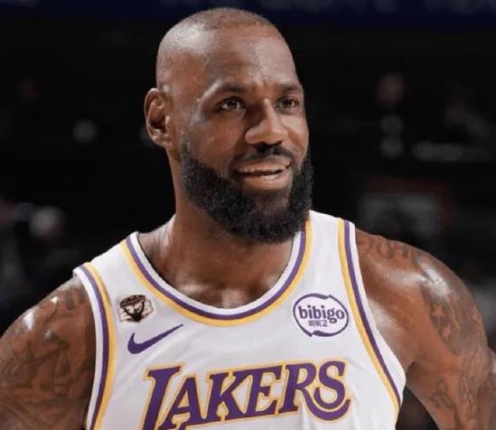 詹姆斯近5场比赛数据：

——场均20.4分5.6助攻4.8篮板
——投篮命中率