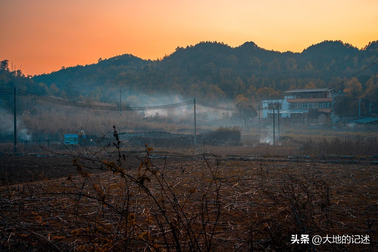位于广东乳源县321乡道边上，有一座弃置了作坊式的“打烟”房。最初，这里种植了大