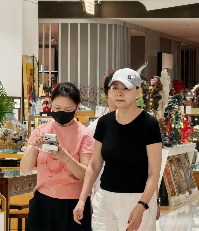 65岁宋丹丹逛商场购物还带俩助理，助理是干嘛的？
宋丹丹是北京人艺的演员，如今已