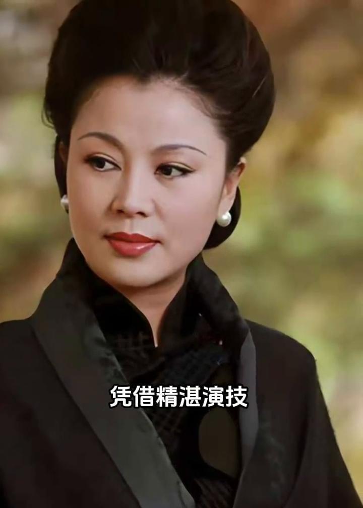 她自带端庄大气气场，眉眼流转间尽是优雅风韵。凭借精湛演技，她自如演绎各类角色，时