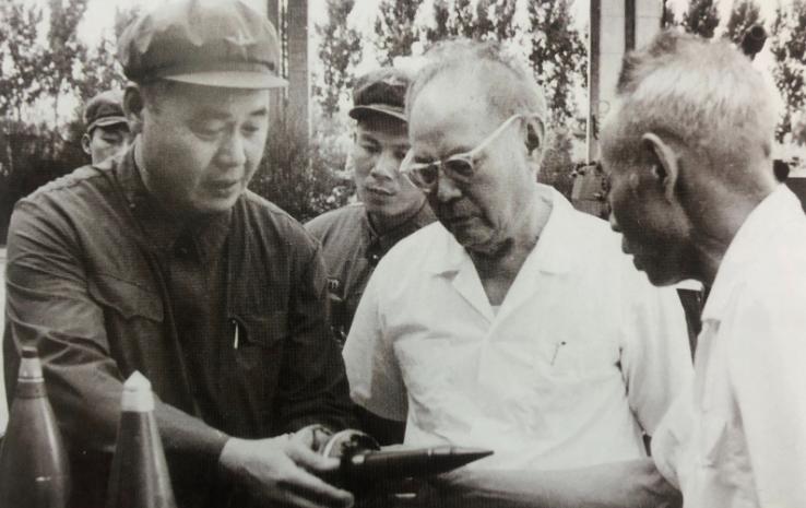 1972年7月20日，炮兵副司令员吴信泉（右）、炮兵后勤部副部长卢伟如（左）向军
