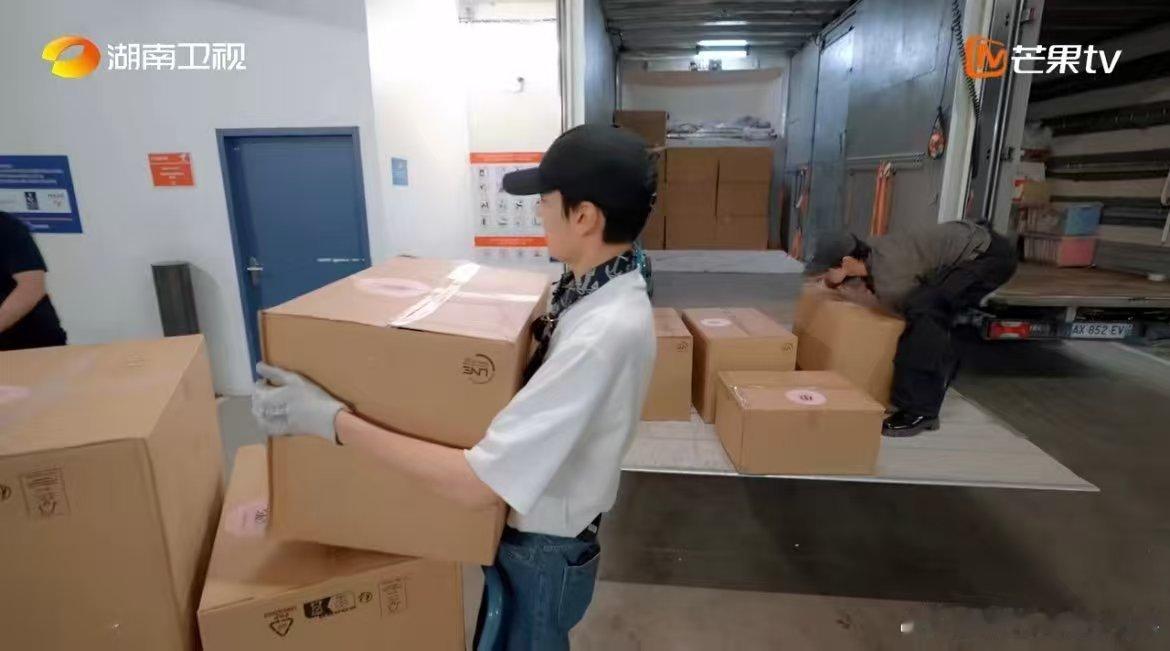 毕雯珺颜安不语只一味搬货颜安练的肌肉全用来搬货了巴黎合伙人和行动力绝了！刚到巴黎