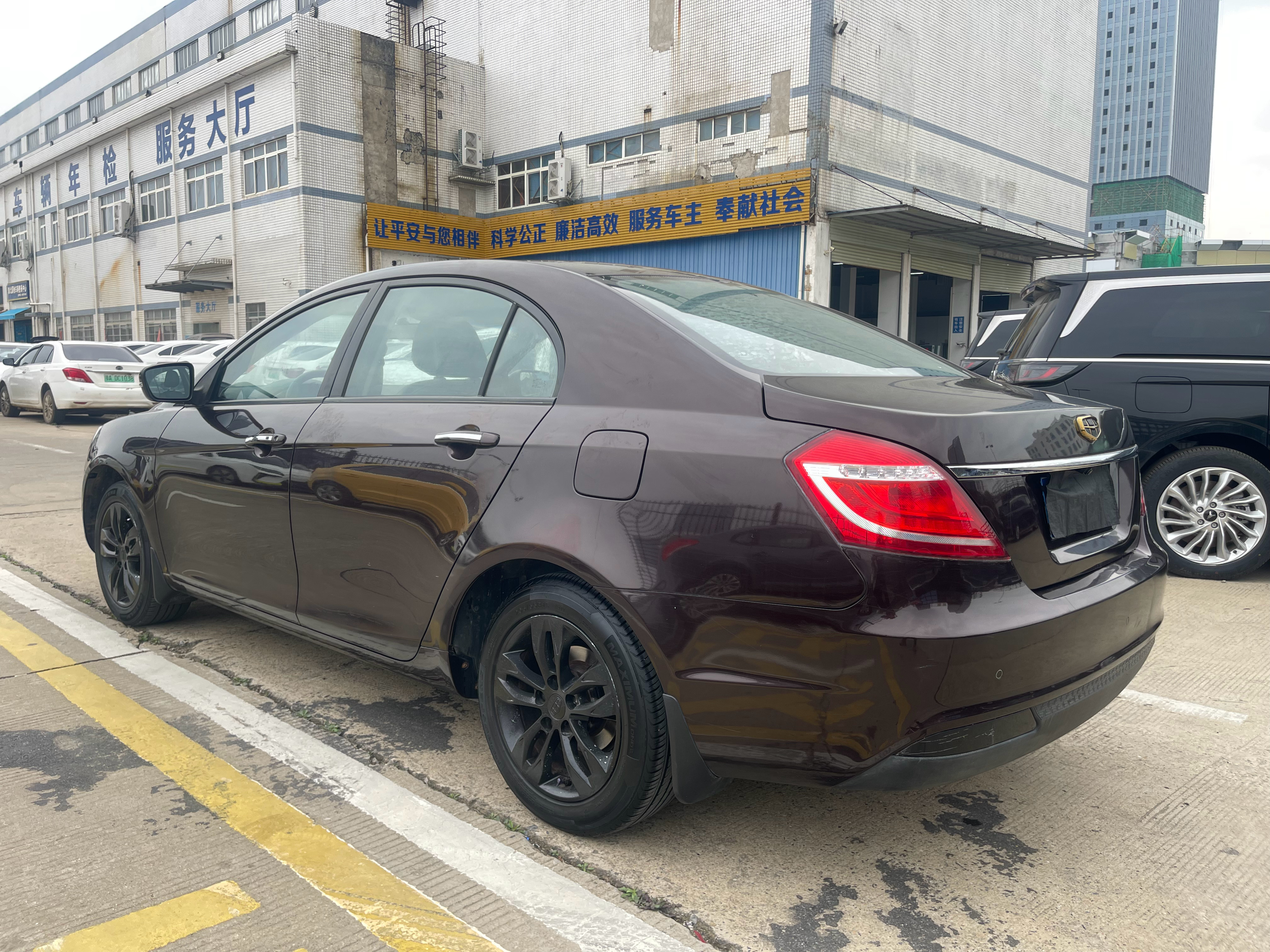 兄弟们，这两天开的就是这台手动的吉利帝豪，不得不说手动挡比自动挡的好开太多了。1