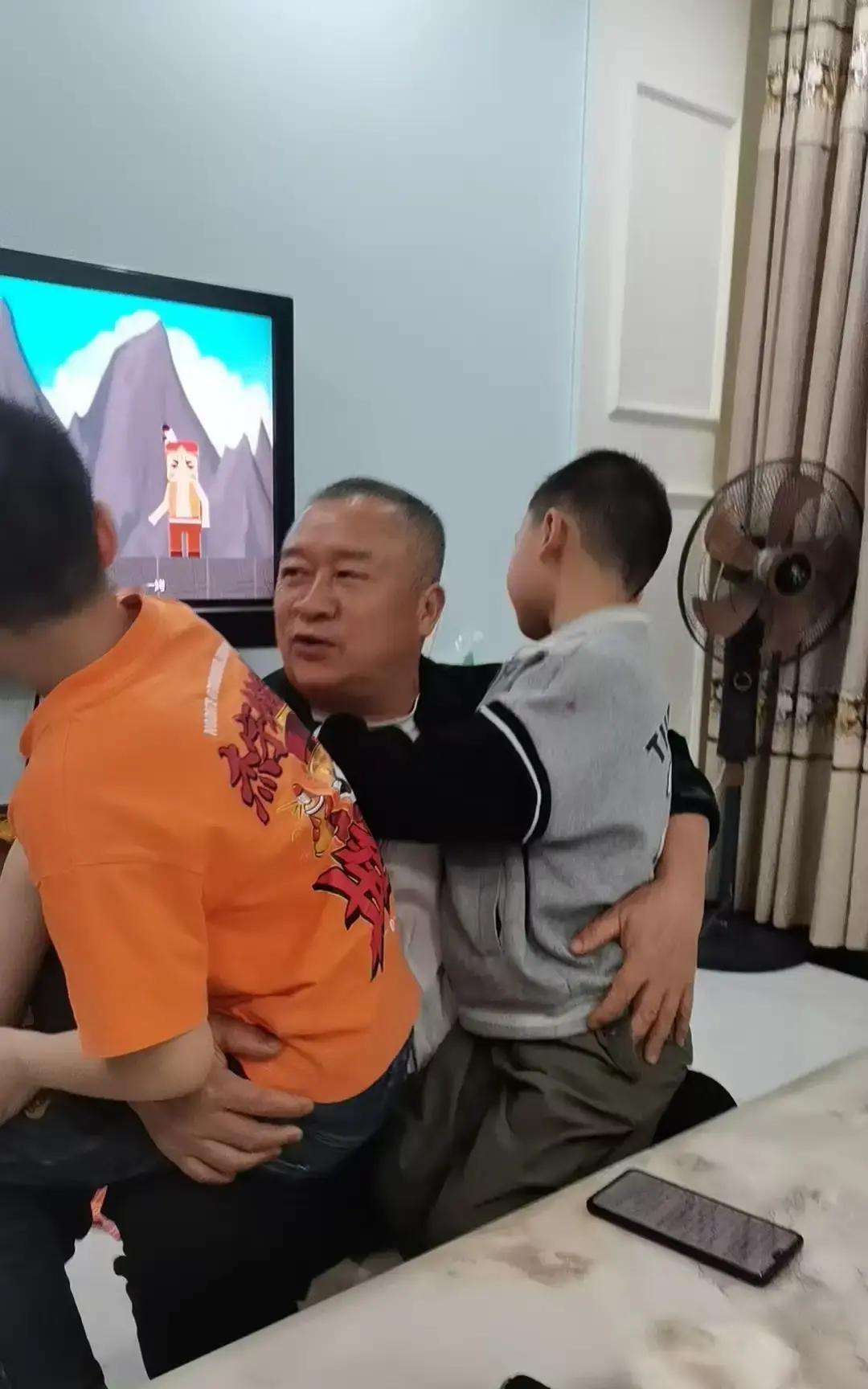 刷到个视频，儿媳妇每天五点起床给公婆做早餐，接送俩娃上学，晚上还给老人洗脚捶背。