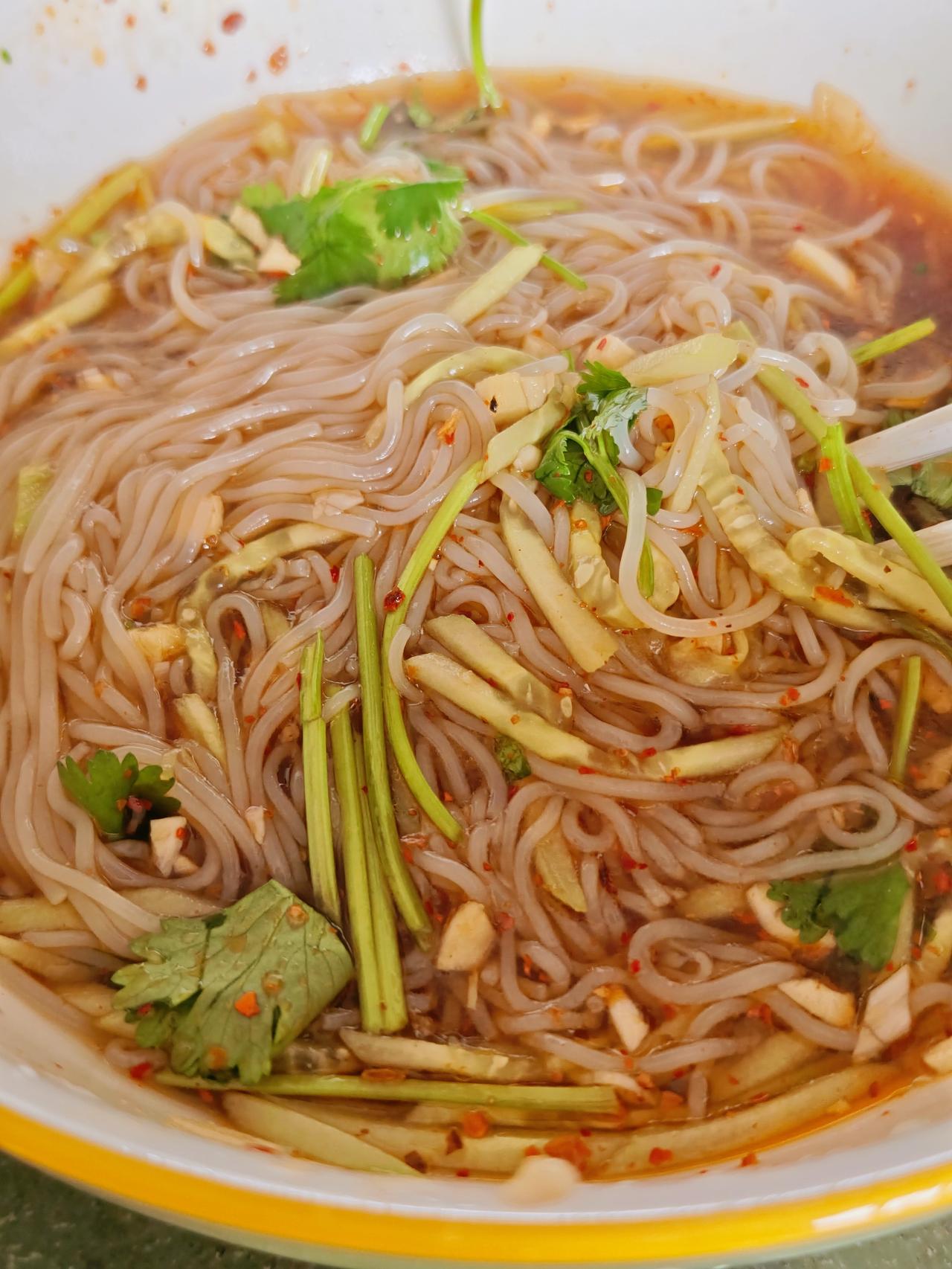 上午在华晨超市买了把冷面。中午回到家，我自己煮了碗冷面，过水之后，发现醋放多了些