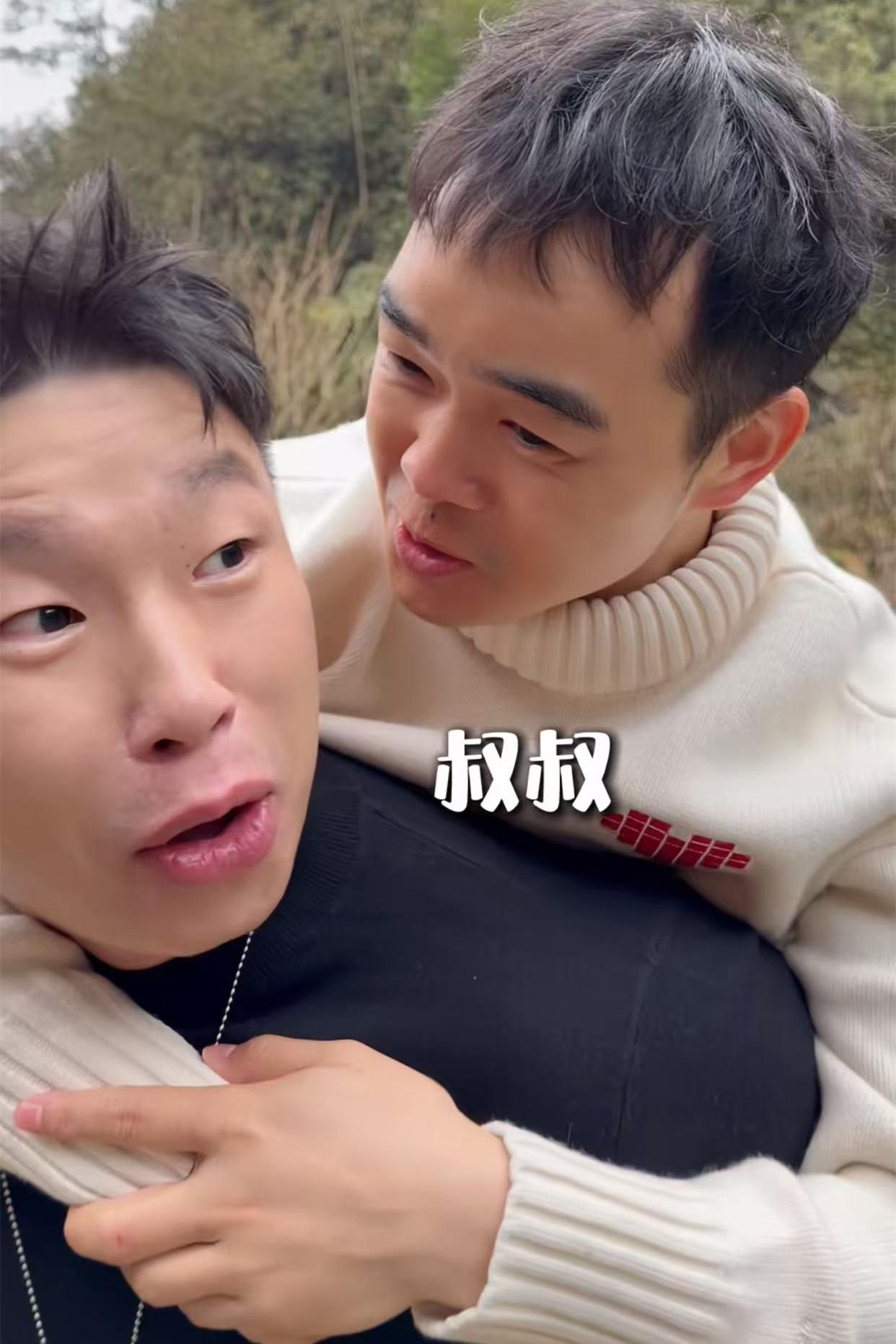 烧饼背着尚筱菊爬山，一声“叔叔”让烧饼活力拉满！烧饼、尚筱菊过年期间是没少合拍。