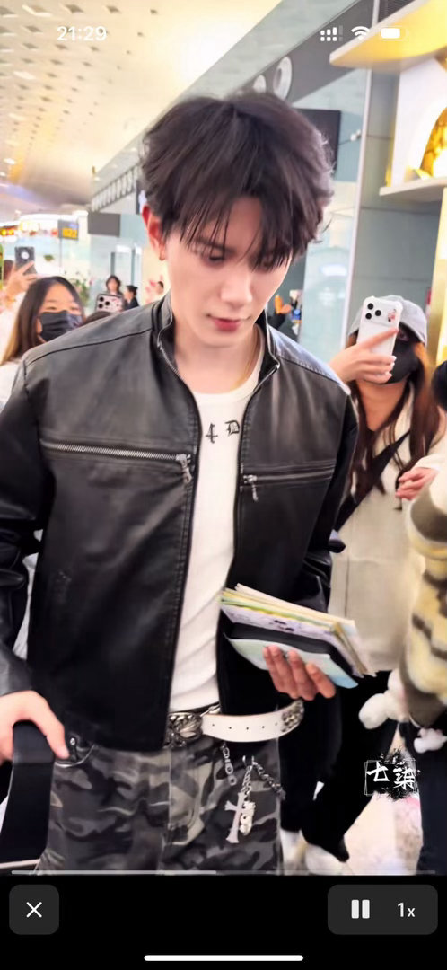 邓凯白眼189的大高个愣是被粉丝围得水泄不通，保安大哥都得贴身护着。本来以为是高