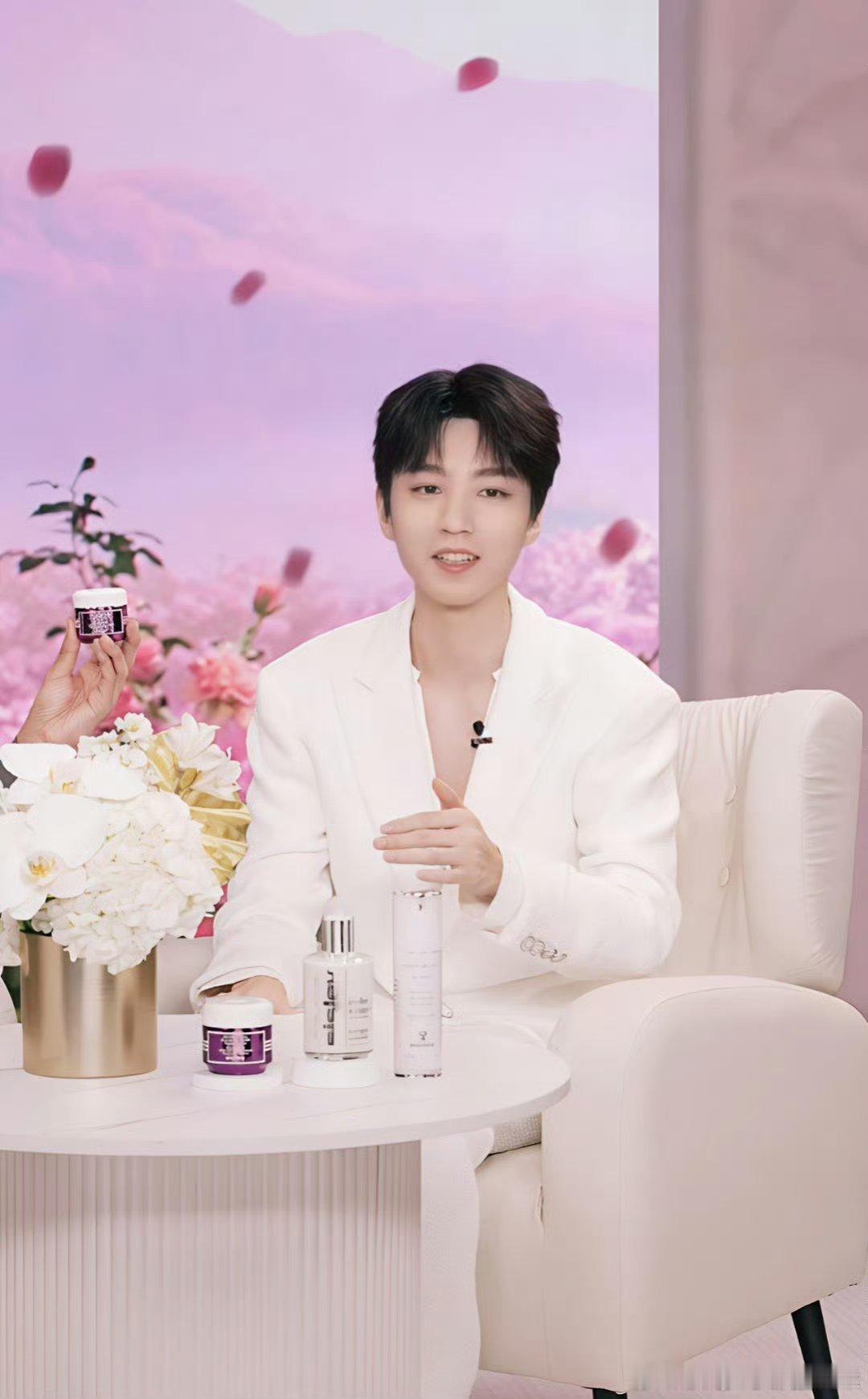 王俊凯直播好有梗王俊凯深V白色西装 救命！王俊凯深V白西装一出场就赢麻了，没想到