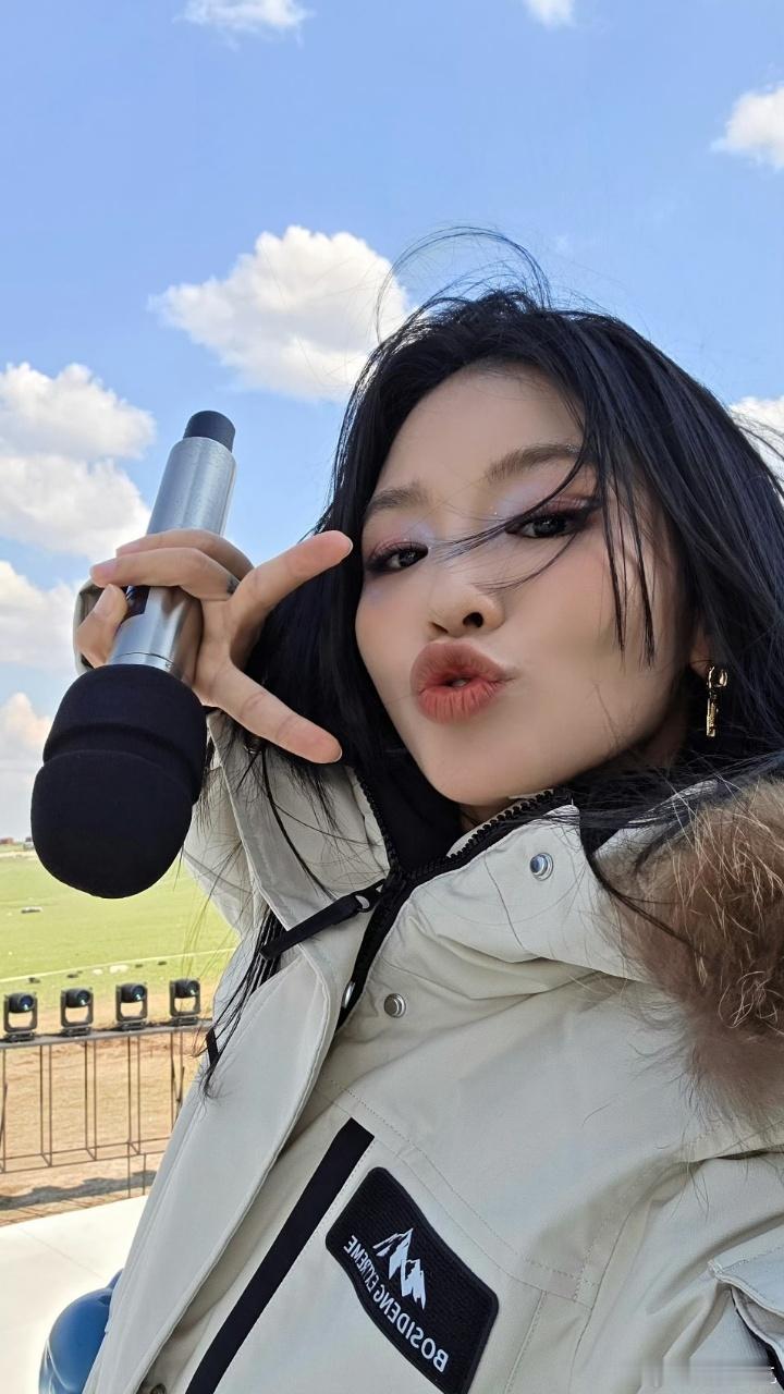 黄英发长文告别浪姐 毕业快乐，黄英！从最初的快女到今天的浪姐，她不断成长，展现出