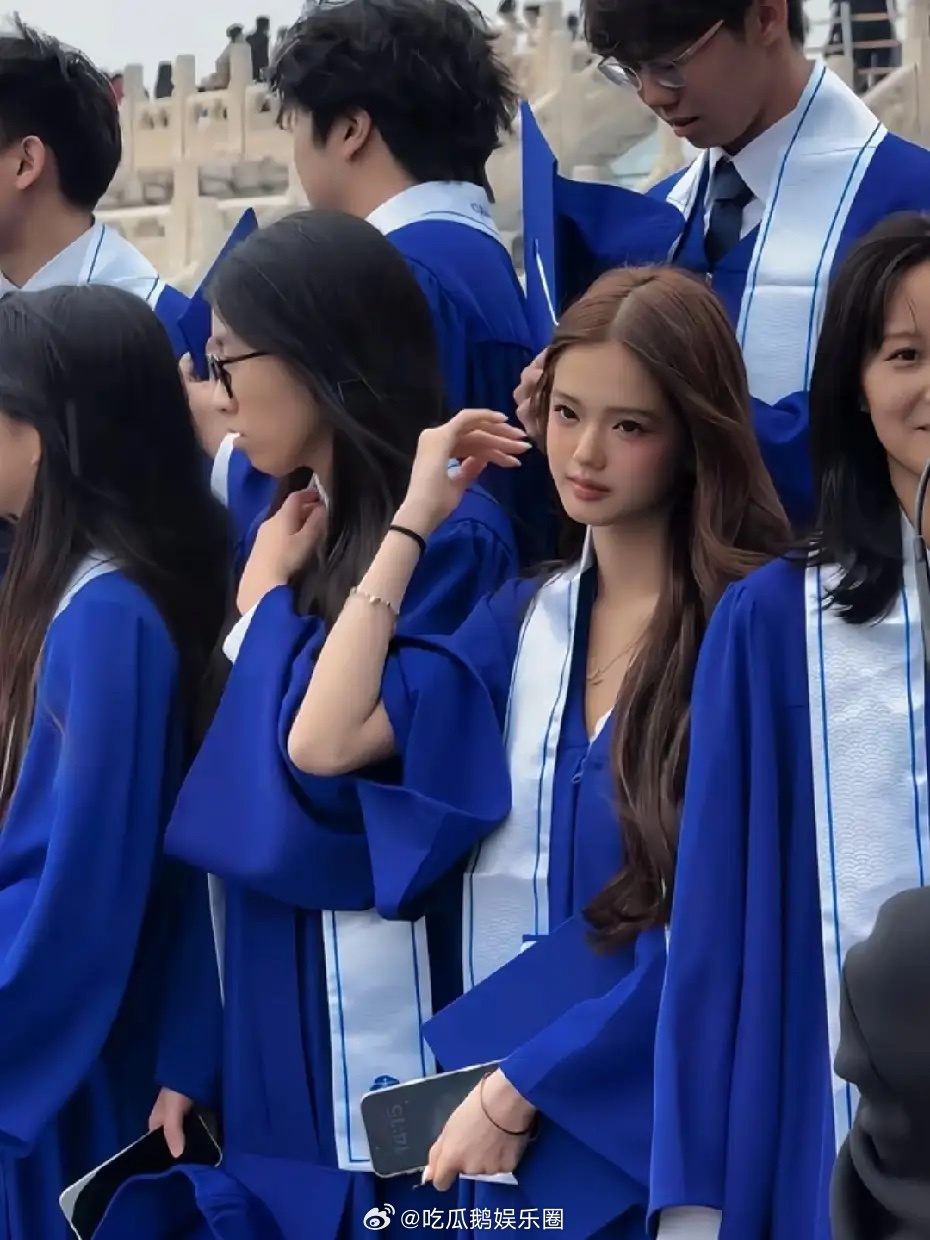 钟丽缇二女儿高中毕业照片，她的名字居然还是Jaden Yen！其中Yen就是中文