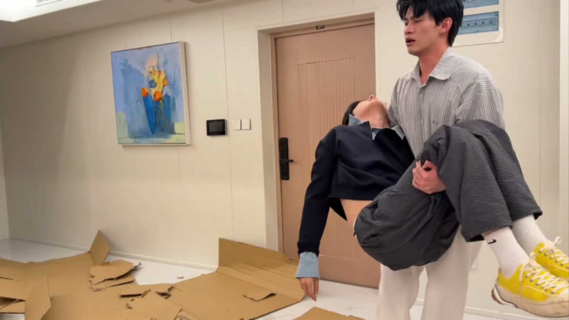 嘉辉是真有劲儿啊，跪着就能把这么大个的普普从地上抱起来