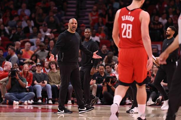 就一场普普通通的常规赛，乌度卡为了赢球硬是搞出8人轮换，3个人出场时间超过37分