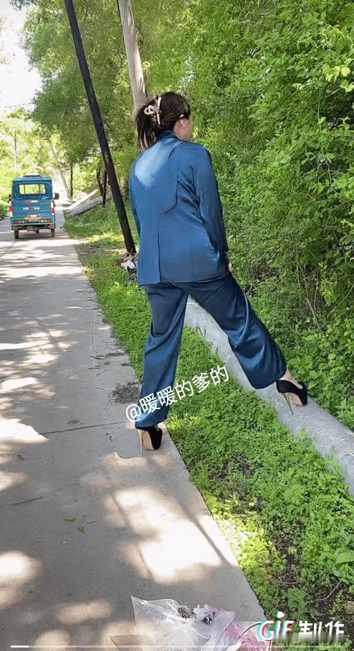 树丛里还是要小心点
不定有啥东西