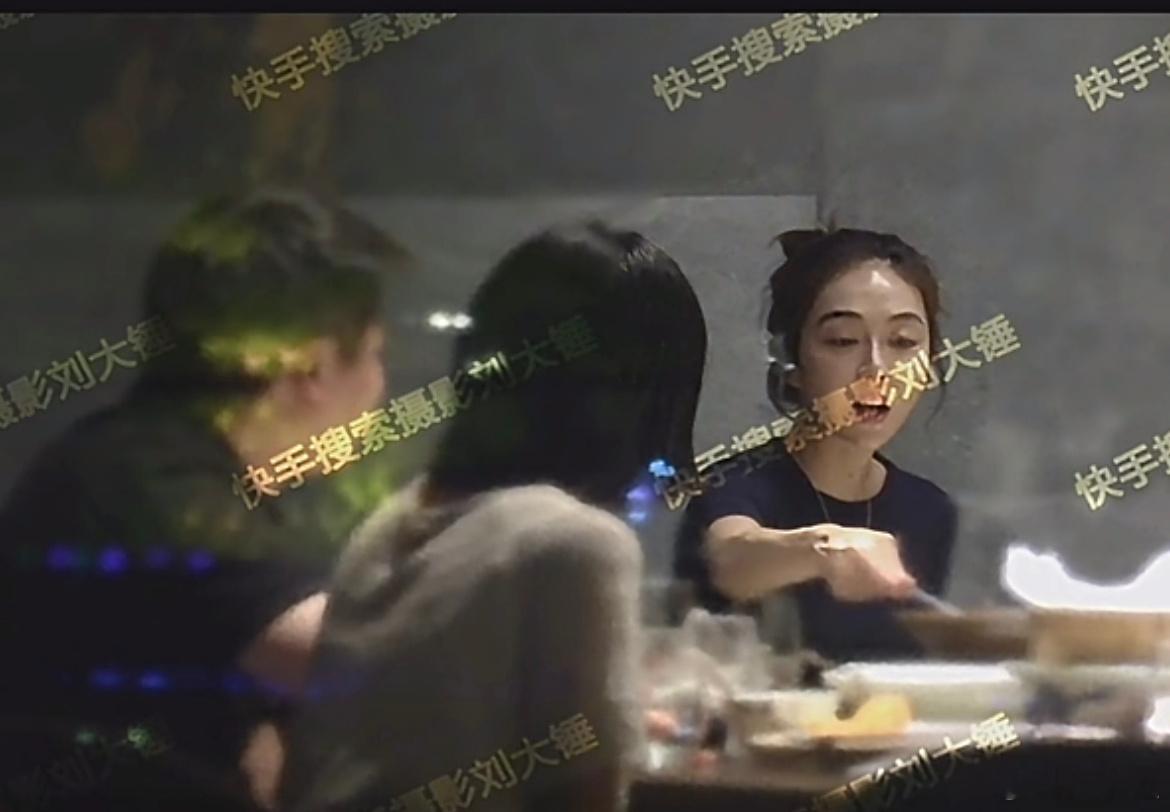 #姜妍与男子同居# 刘大锤爆料姜妍多次与神秘男子外出聚餐，还同回住处疑似同居。#