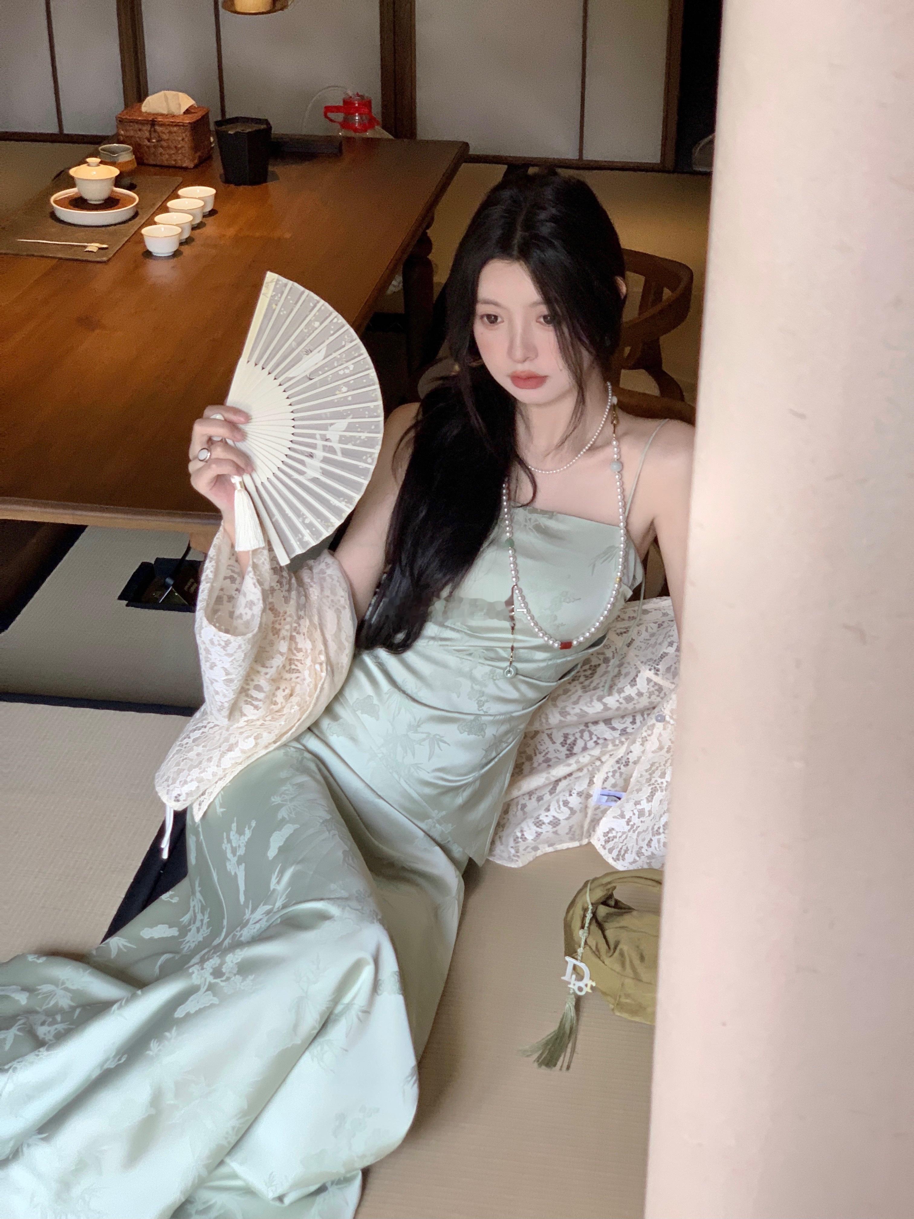 国风走进日常抹胸和半裙这组轻中式  是私心后加的两个品🫶🏻🫶🏻 均是光泽