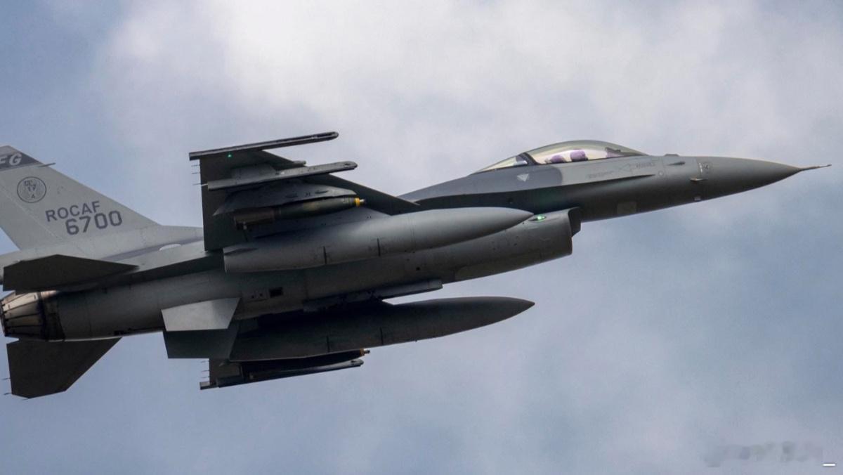 台军花莲基地一架 F-16V战斗机（机号6700），今天1817时由飞行官辛姓上