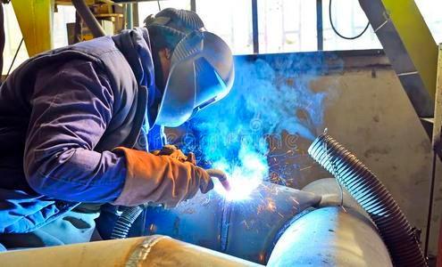 我今年26岁，做焊接6年了。昨天老板请我吃饭，说要扶我当技术主管，我考虑了两天，