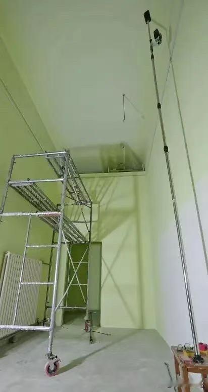 宁夏银川，一个38岁的装修工干活时，炮钉枪卡壳了。他没找专业人处理，反而把枪口怼